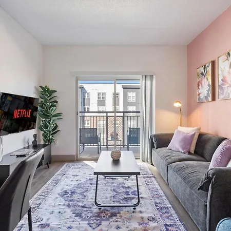 Bright Uptown Bliss - Free Parking, Walkable, Views Apartment